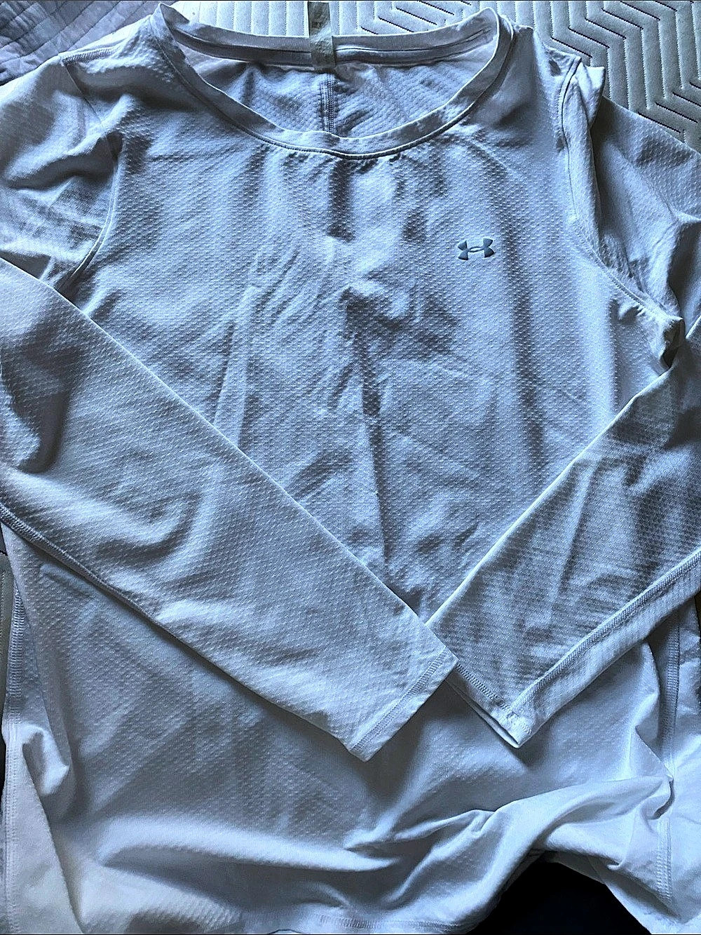 Under Armour Long Sleeve Athletic Shirt in White Large Like New